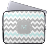 Graues Aqua-Zickzack Monogramm-Laptop-Hülse Laptopschutzhülle (Vorderseite)