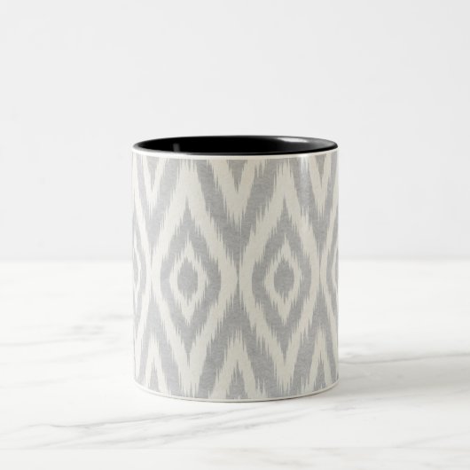 Graues aztekisches PastellAquarell Ikat weich Zweifarbige Tasse (Mittel)