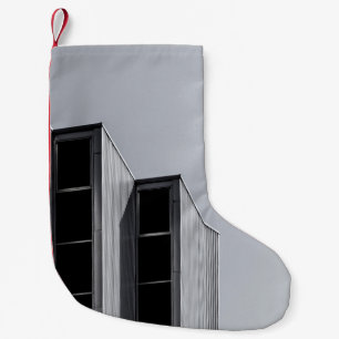 GRAUES BETONGEBÄUDE KLEINER WEIHNACHTSSTRUMPF