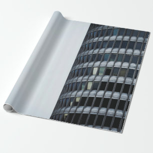 GRAUES BETONGEBÄUDE UNTER WEISSEM HIMMEL AM TAG GESCHENKPAPIER