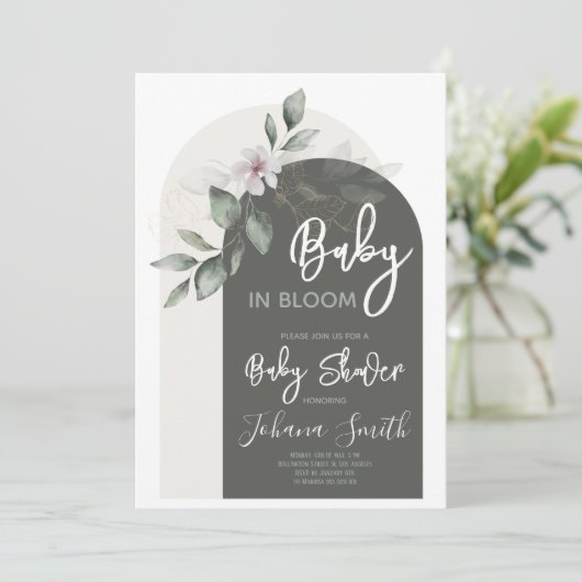 Graues Blumenarmbaby im Bloom Baby Shower Einladung (Stehend Vorderseite)