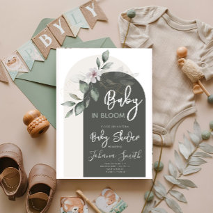 Graues Blumenarmbaby im Bloom Baby Shower Einladung