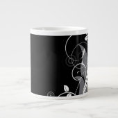 Graues Blumenmuster auf schwarz Jumbo-Tasse (Vorderseite)