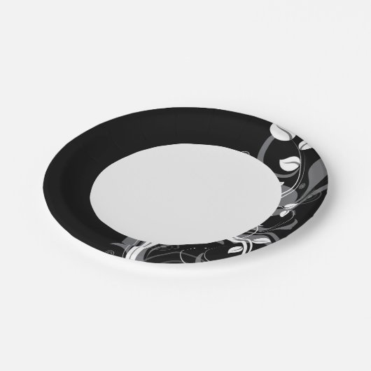 Graues Blumenmuster auf schwarz Pappteller (Schrägansicht)