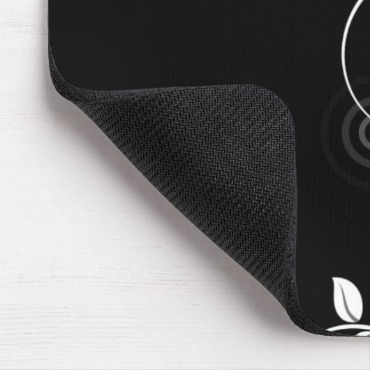 Graues Blumenmuster auf Schwarzem Mousepad (Ecke)