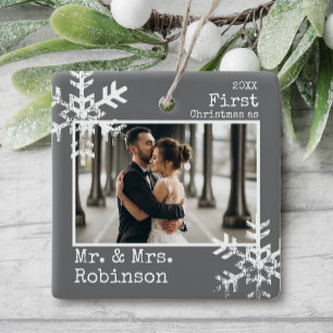 Graues Foto zum ersten Weihnachten als Herr und Fr Keramikornament