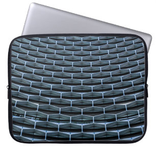 Graues Gebäude unter blauem Himmel Laptopschutzhülle