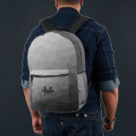 Graues geometrisches Maschenmuster Monogram Bedruckter Rucksack<br><div class="desc">Graues geometrisches Maschenmuster Monogramm bedruckter Rucksack. Coole Mode Accessoires Tasche für jeden. Graues Dreieck geometrisches Mesh mit Licht bis dunkel ombre Farbverlauf Design. Erstellen Sie einen einzigartigen und personalisierten Rucksack mit einer benutzerdefinierten Touch! Modernes Monogramm mit Ihrem Initial und Ihrem Namen für diesen persönlichen Flair.</div>