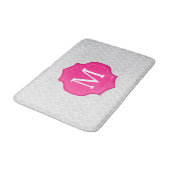 Graues Gitter-Muster-Pink-Monogramm Badematte (Schrägansicht)