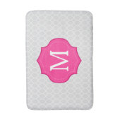 Graues Gitter-Muster-Pink-Monogramm Badematte (Vorderseite Vertikal)