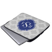 Graues Gittermuster blaues Monogramm Laptopschutzhülle (Vorne Knopf)