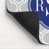 Graues Gittermuster blaues Monogramm Mousepad (Ecke)