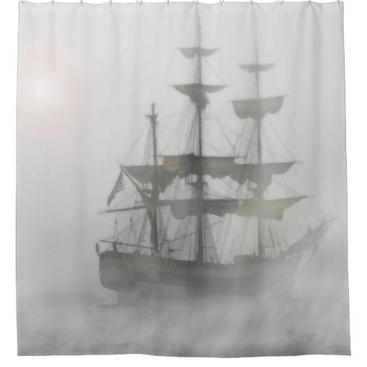 Graues, graues Nebel-Piratenschiff Duschvorhang (Vorderseite)
