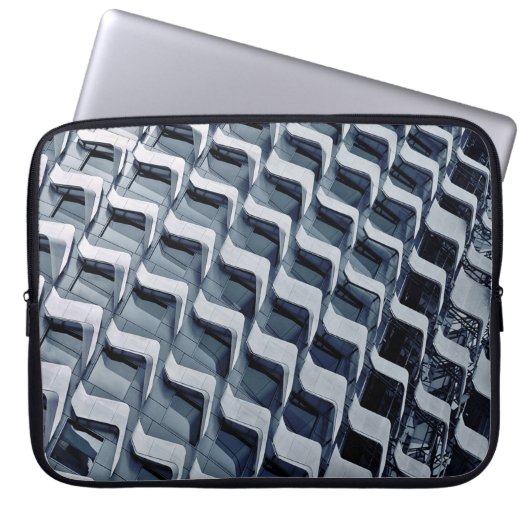 Graues Hochhaus-Gebäude Laptopschutzhülle (Vorderseite)