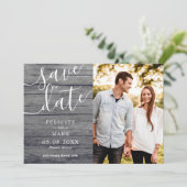 Graues Holz Rustikale Typografie Custom Foto Weddi Save The Date (Stehend Vorderseite)