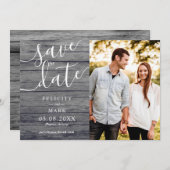 Graues Holz Rustikale Typografie Custom Foto Weddi Save The Date (Vorne/Hinten)