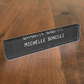 Graues Holzdesign Hintergrund Schlicht Legible Mod Namensplakette (Seite)