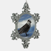 Graues Jay im Schnee Schneeflocken Zinn-Ornament (Links)