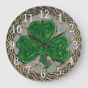 Graues Kleeblatt und Celtic-Knoten-runde Uhr