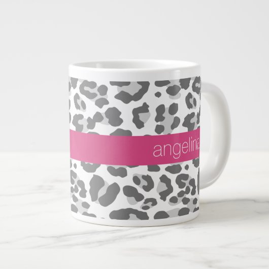 Graues Leopard-Druckmuster mit rosa Namen Jumbo-Tasse (Vorderseite Rechts)