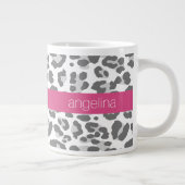 Graues Leopard-Druckmuster mit rosa Namen Jumbo-Tasse (Rechts)