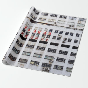 GRAUES MEHRGESCHOSSIGES GEBÄUDE MIT ROTER OSTSCHRI GESCHENKPAPIER