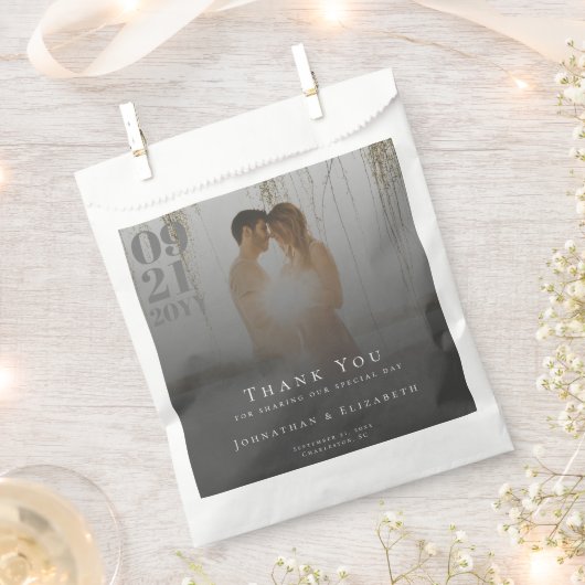 Graues Minimalistisches, fett formatiertes Foto Ho Geschenktütchen (Ausgeschnitten)