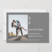 Graues Minimalistisches Monogramm-Foto Save The Date (Vorderseite)