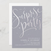 Graues, modernes Script überrascht Geburtstag Weiß Einladung (Vorne/Hinten)