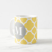Graues Monogramm Gelbes Quatrefolienmuster Kaffeetasse (Vorderseite Links)