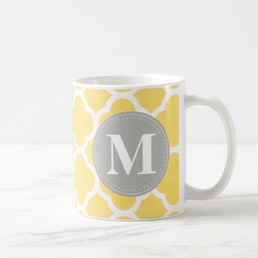 Graues Monogramm Gelbes Quatrefolienmuster Kaffeetasse (Rechts)
