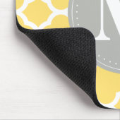 Graues Monogramm Gelbes Quatrefolienmuster Mousepad (Ecke)