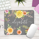 Graues Monogramm-Skript Mousepad<br><div class="desc">Gelbe, rosa, rote und orangefarbene Aquarellfarben und weiße Schriftzeichen überlagern einen weichen grauen Hintergrund auf diesem wunderschönen, rustikalen, romantischen, Vintagen Blumenmousepad, das aus individuelle Name besteht. Fügen Sie Ihren Namen zu personalisieren. Macht jedes Mal, wenn Sie es benutzen, eine elegante und stilvolle Aussage. Ein großartiges Geschenk für einen Freund und...</div>