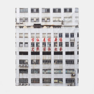 GRAUES MULTISTORY-GEBÄUDE MIT ROTEM ORIENTALISIERT FLEECEDECKE