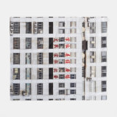 GRAUES MULTISTORY-GEBÄUDE MIT ROTEM ORIENTALISIERT FLEECEDECKE (Vorderseite (Horizontal))