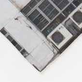 GRAUES MULTISTORY-GEBÄUDE MIT ROTEM ORIENTALISIERT FLEECEDECKE (Ecke)