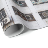 GRAUES MULTISTORY-GEBÄUDE MIT ROTEM ORIENTALISIERT GESCHENKPAPIER (Rolleneckpunkt)