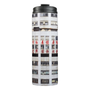 GRAUES MULTISTORY-GEBÄUDE MIT ROTEM ORIENTALISIERT THERMOSBECHER