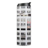 GRAUES MULTISTORY-GEBÄUDE MIT ROTEM ORIENTALISIERT THERMOSBECHER (Nach links gedreht)