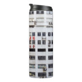 GRAUES MULTISTORY-GEBÄUDE MIT ROTEM ORIENTALISIERT THERMOSBECHER (Nach rechts gedreht)