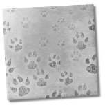 Graues Muster Fliese<br><div class="desc">Das bezaubernde Pfotenmuster in diesem Design hat eine einzigartige grobe Ästhetik mit einer Gesamtfarbe von weiß und hellgrau Kontrasten. Dieses auffallende Zusammenspiel gemischter Pfotendrucke verleiht der Ästhetik eine Touch rustikalen Charmes. Ob Sie als Haustierfreund oder Besitzer, Tierarzt, Groomer oder Hundewanderer sind, dieser Druck bietet viele Möglichkeiten! Ob Sie gewollt haben,...</div>