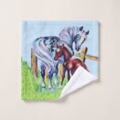 Graues Mutterpferd im Gras mit Kinderkälte Badhandtuch Set (Waschlappen)