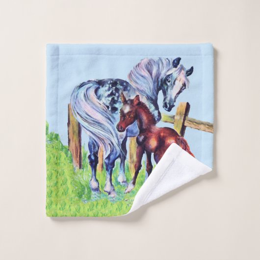 Graues Mutterpferd im Gras mit Kinderkälte Badhandtuch Set (Waschlappen)