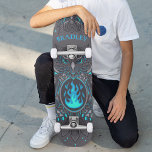 Graues Owl Cool Modernes, benutzerdefinierter Pers Skateboard<br><div class="desc">Graue Owl Cool Moderne Custom Personalisiert Name Skateboard zeigt Ihren personalisierten Namen in moderner blauer Typografie mit grauen Eulen und blauem Feuer auf dunkelgrauem Hintergrund. Personalisieren Sie diese, indem Sie den Text in dem dafür vorgesehenen Textfeld bearbeiten. Geben Sie Ihrem Lieblingskateboarder zu Weihnachten, Geburtstag oder Ihrer BESTE FREUNDIN ein maßgeschneidertes...</div>
