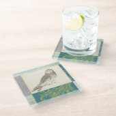 Graues Owl im Muster-Hintergrund Glasuntersetzer (Schrägansicht)