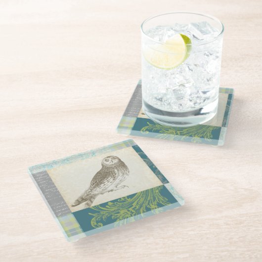 Graues Owl im Muster-Hintergrund Glasuntersetzer (Schrägansicht)