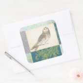 Graues Owl im Muster-Hintergrund Quadratischer Aufkleber (Umschlag)