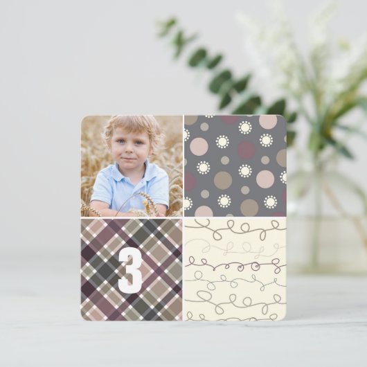 Graues Patchwork Muster Squares Boy Foto Geburtsta Einladung (Stehend Vorderseite)