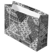 Graues Patchwork-Patchwork-Muster Große Geschenktüte (Vorderseite Schrägansicht)