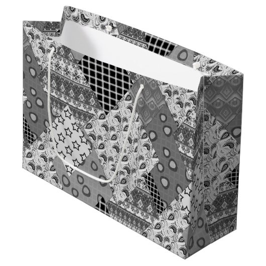 Graues Patchwork-Patchwork-Muster Große Geschenktüte (Vorderseite Schrägansicht)